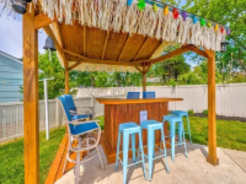 Renovated Cool House / Private Heated Pool / Short Walk to Beach / Sleeps 10