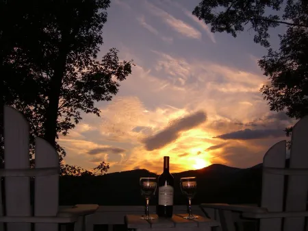 Charming Cabin Near Boone - Picturesque Views - NEW Hot Tub & Hiking Trails