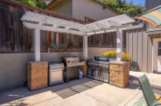 Luxury 2 blocks Downtown Square with a POOL, 2Bdrm, 2Bath Modern Large Bungalow