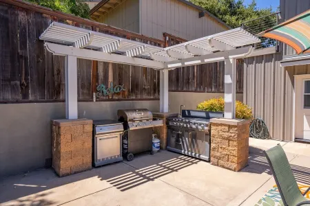 Luxury 2 blocks Downtown Square with a POOL, 2Bdrm, 2Bath Modern Large Bungalow Отели рядом с достопримечательностью «PARK STREET GALLERY»