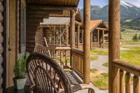 Cozy Log Cabin near Yellowstone River and Park