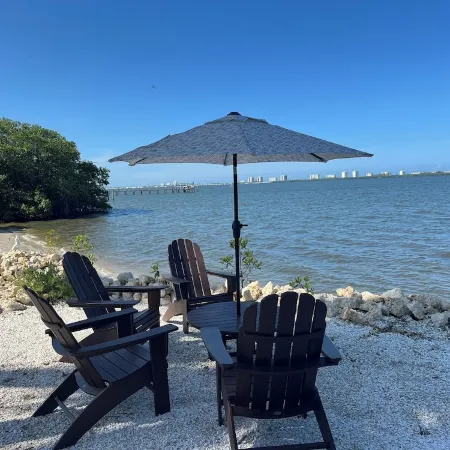 Waterfront luxury bungalow with private beach, paddleboards, kayaks and bikes!