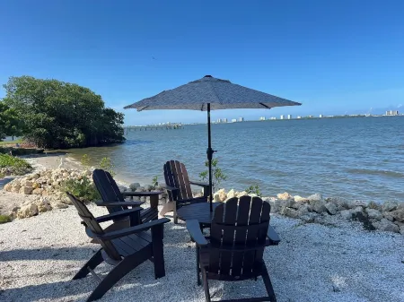 Waterfront luxury bungalow with private beach, paddleboards, kayaks and bikes! Отели рядом с достопримечательностью «сквер Уан»