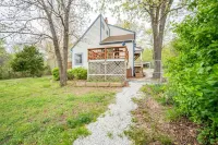 Happy Farm with Views & Hot Tub! Hotels near Drumheller's Orchard