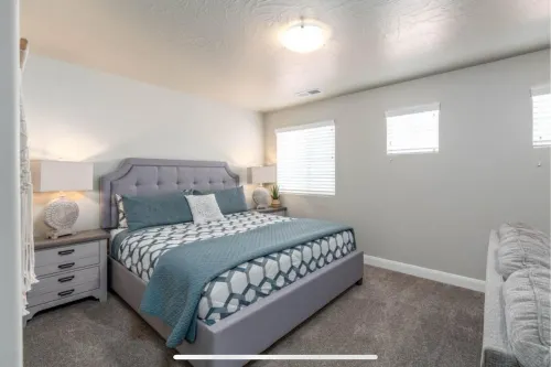 Spacious 3Br/8 Beds, Garage, Wifi, Close to Pool, Centrally Located, Family Fun