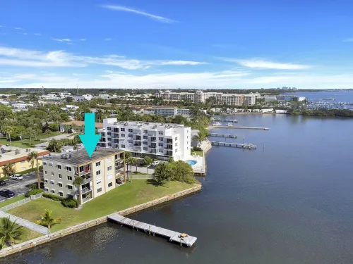 Waterfront condo & boat dock at the Heart of Palm Beach