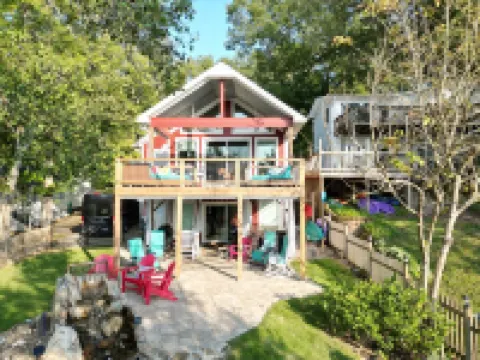 Beautiful Home Right on Lake Hamilton!  Hot Tub! Covered Boat Slip! Waterfall!!