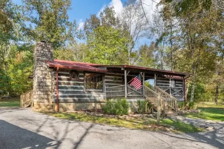 Privacy and peace at the cozy Cabin. Family friendly and pet friendly