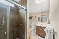 The Georgia Peach is modern studio apartment, a perfect mountain getaway for two