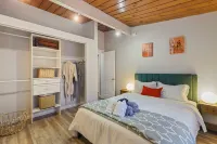 Cozy Haven with Hot Tub & AC Near Bangor Base and Hospital in Silverdale 올림픽 뷰 공원 주변 호텔