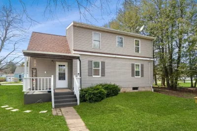 SLEEPS 10, 7 BEDS, WALKING DISTANCE TO BEACH, SHOPPING & RESTAURANTS