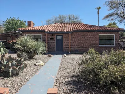 2BR/2B Comfy Bungalow close to UofA Hotels near Yume Japanese Gardens of Tucson