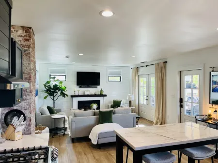 Wine Country Gem in downtown McMinnville.  Walk to Wineries & Restaurants! Отели рядом с достопримечательностью «Уэстсайд Бисикл / Педестриан Гринуэй»