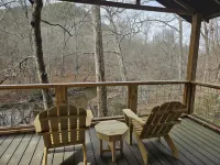 Creekside treehouse. with hot tub.