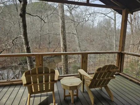 Creekside treehouse. with hot tub.