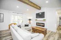 Modern home near Back 40 and Blowing Springs trails