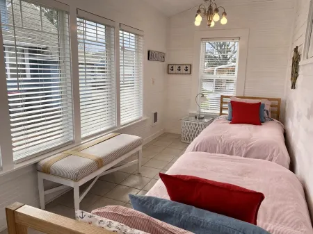 Beautiful Historic 5 Star Home on the River's Edge in Seaside. Walk to Downtown. Отели в г. Сисайд