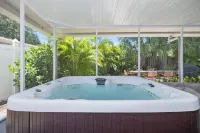 Tropical Oasis - Heated Pool - Hot Tub - Downtown and Beaches