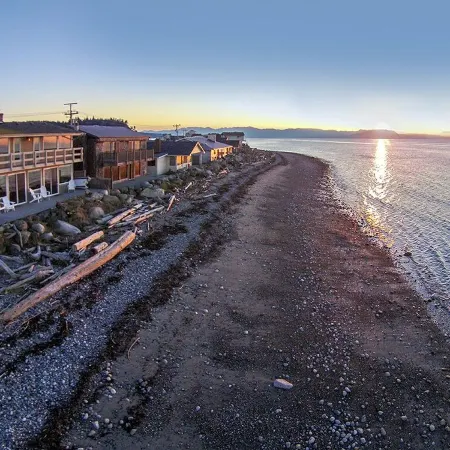 West Beach House - low bank waterfront, with 1 GB WIFI, WFH - NEW hot tub!