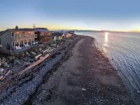 West Beach House - low bank waterfront, with 1 GB WIFI, WFH - NEW hot tub!