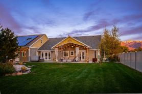 Luxury Retreat-Gourmet Kitchen, Playhouse, Hot Tub, & Steam Shower