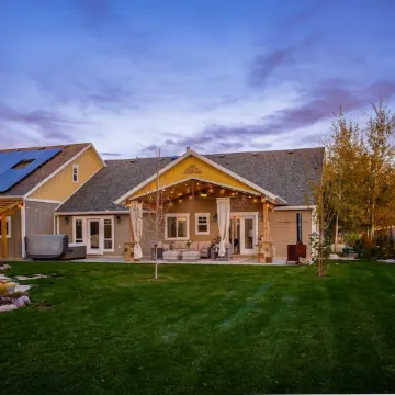 Luxury Retreat-Gourmet Kitchen, Playhouse, Hot Tub, & Steam Shower