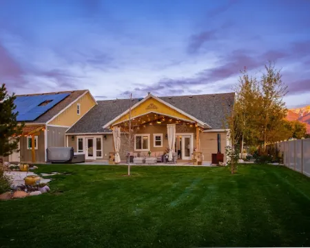 Luxury Retreat-Gourmet Kitchen, Playhouse, Hot Tub, & Steam Shower レイトンのホテル