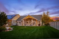Luxury Retreat-Gourmet Kitchen, Playhouse, Hot Tub, & Steam Shower