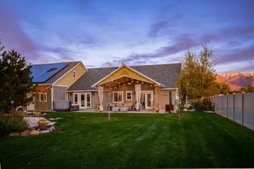 Luxury Retreat-Gourmet Kitchen, Playhouse, Hot Tub, & Steam Shower 레이턴 호텔