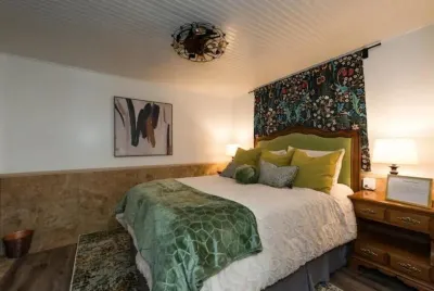 Hickory St. Lodge @ the square! Hotels near University of North Texas