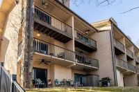 Step from the patio into the Little River. Walking distance to AWESOME!