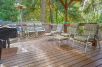 Pet friendly w/dog run, country living & mountain views close to town with wifi