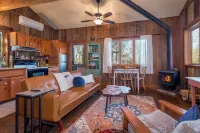 Artisan Cabin Escape: Nature-Inspired Getaway Hotels in Madison County