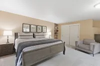 Luxury Villa with King Beds, Game Room, Sleeps 11 Hotels near Medford Volkswagen Service Center