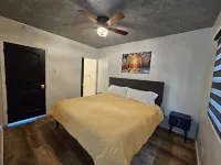 Harbour View Getaway- unique, fully renovated 1 block from the lake!