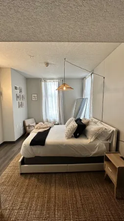 Boho Box- DT DSM Skyline view Отели рядом с достопримечательностью «Грэйтер Де-Мойн Ботаникал Гарден»