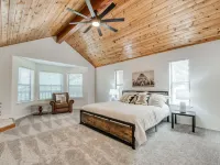 Large Family Retreat---6 BEDROOMS, Sleeps 16!! Hotels in Shaver Lake