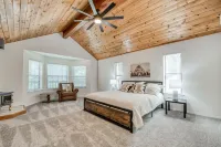 Large Family Retreat---6 BEDROOMS, Sleeps 16!!