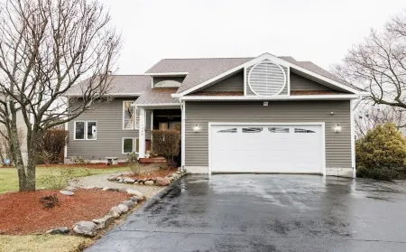 Private House with City and Lake Views- Close to Everything