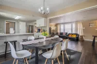 Comfy, Convenient, and Charm 3BR Retreat near BGSU Hotels in Bowling Green