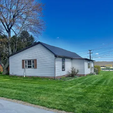 House 300 yards from Lake Logan! A few miles from Hocking Hills State Park!