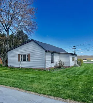 House 300 yards from Lake Logan! A few miles from Hocking Hills State Park!