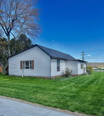 House 300 yards from Lake Logan! A few miles from Hocking Hills State Park!