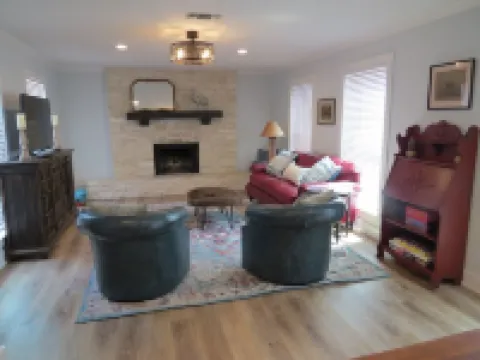 Newly remodeled townhouse with easy access to quaint, downtown Salado. Hoteles en Salado