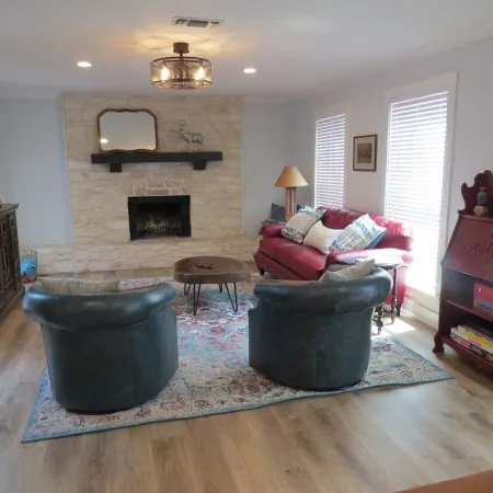 Newly remodeled townhouse with easy access to quaint, downtown Salado.
