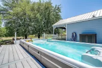 8 bedrooms Ranch, Pool, Giant Hot Tub, Fishing, Fire Pits and Hiking trails