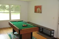 UNIQUE 36 ACR Waterfalls, Steam Shower, BIG Sandbox, Pool Table HOT TUB, POOL