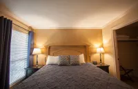 Walk In Level - Beautiful/Clean/Recently Remodeled 1BD/1BA at Pointe Royale Hotel a 