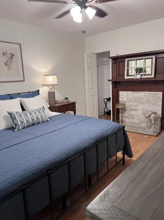 Charming 2-bedroom farmhouse with an awesome view minutes from Hanging Rock