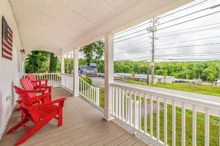 6 Bedroom 4 Bathroom 1870 Farmhouse. Right next to Great Wolf & Hollywood Casino